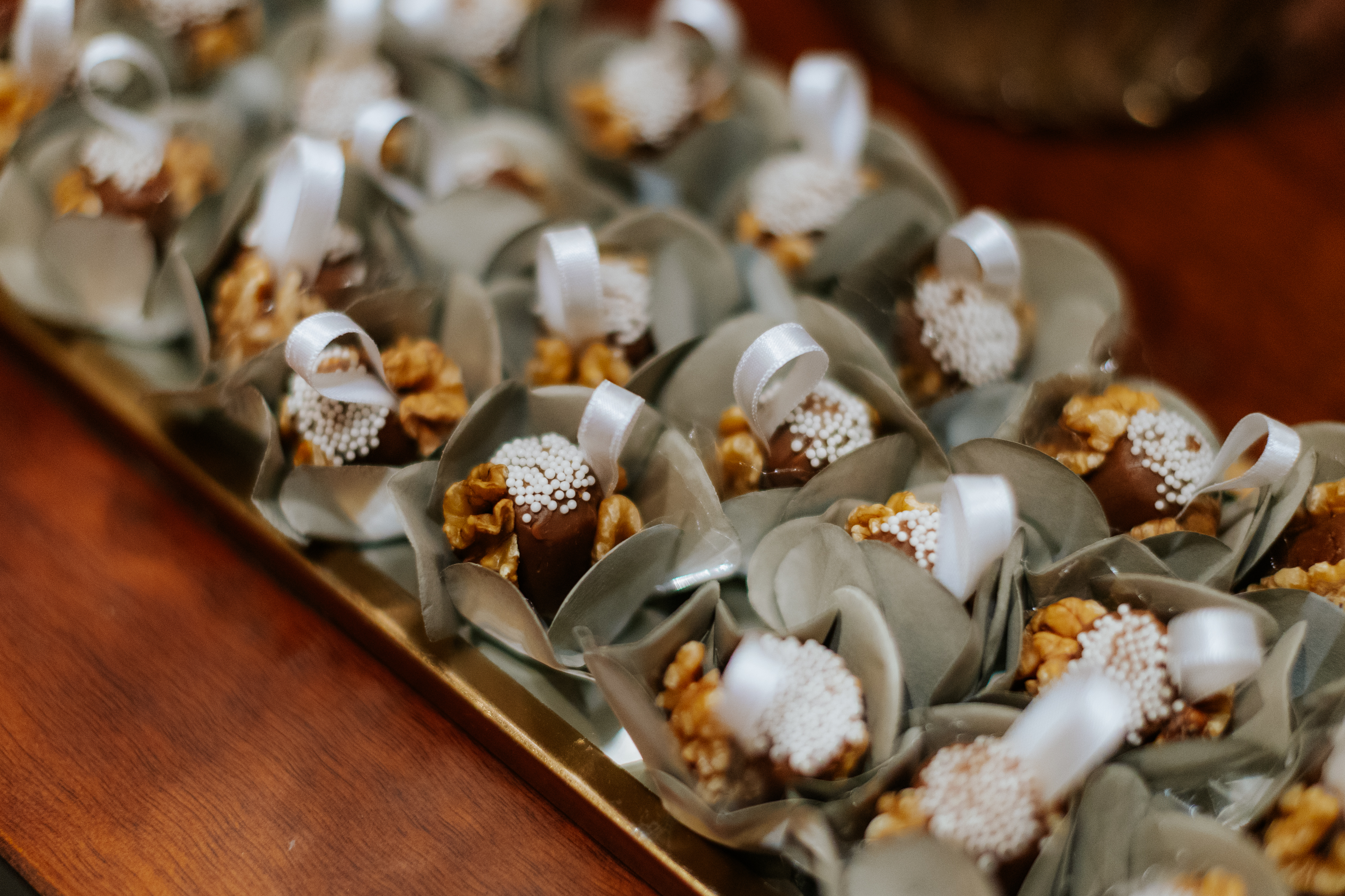 Doces finos para casamento em tons claros