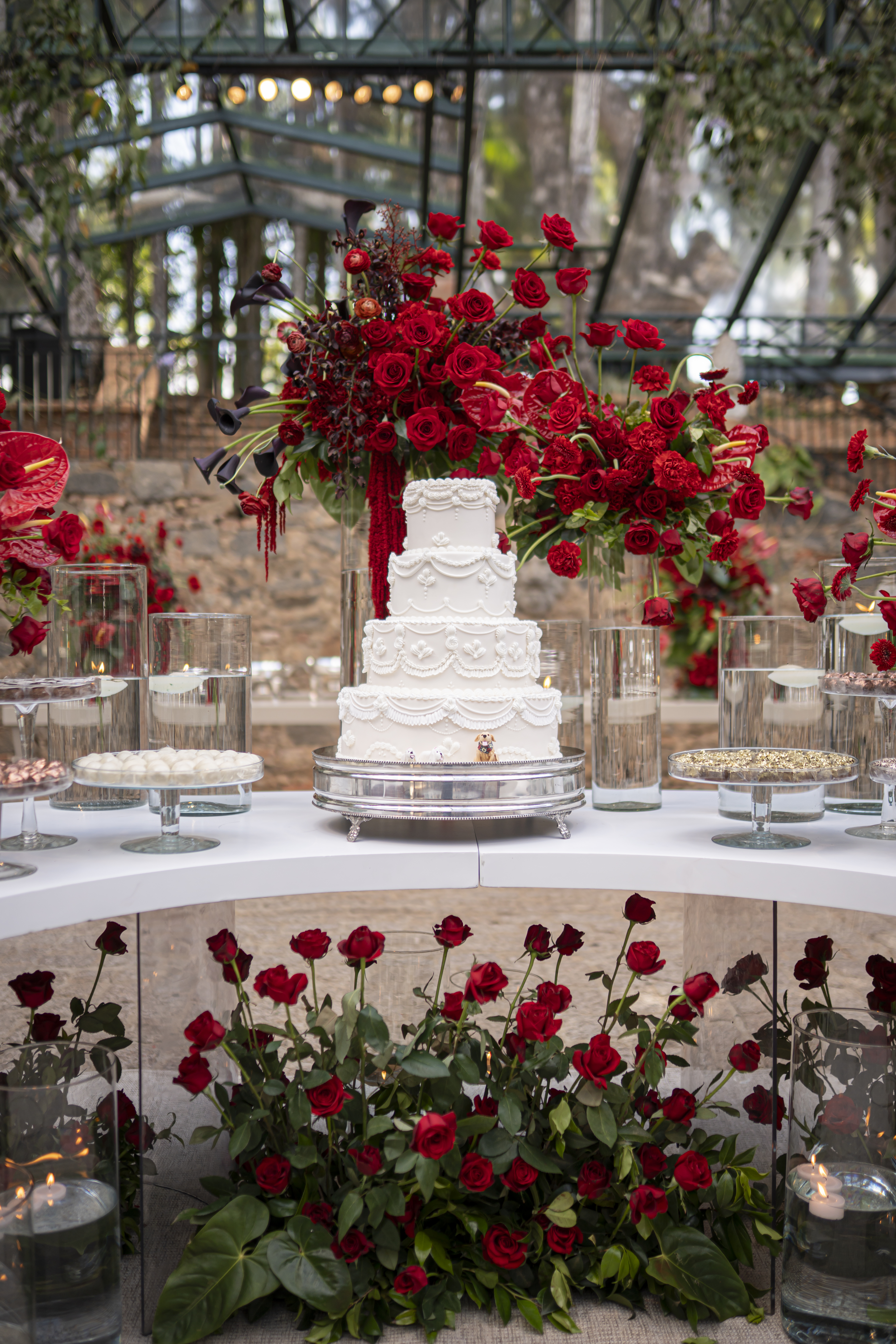 Bolo de casamento com decoração sofisticada