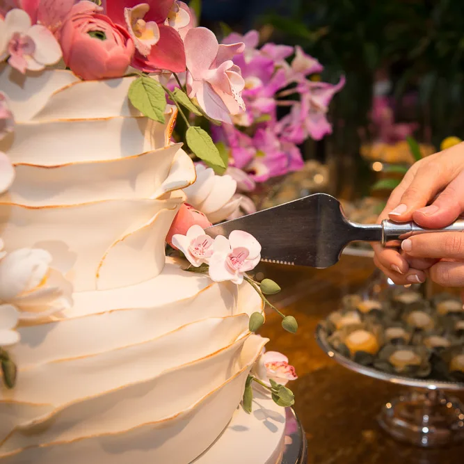 Bolo de casamento com flores delicadas